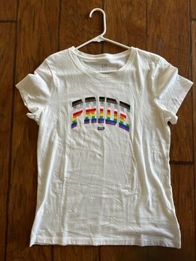 🟢 3/$30 GAP Pride tee shirt white top rainbow lettering women’s fitted LARGE